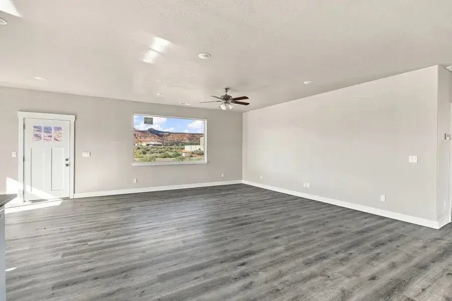 Sam Reed HDR photograph of an unfurnished living room with desert views